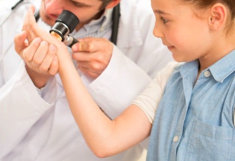 Як доглядати за чутливою шкірою немовляти: поради дерматолога з Хмельницького